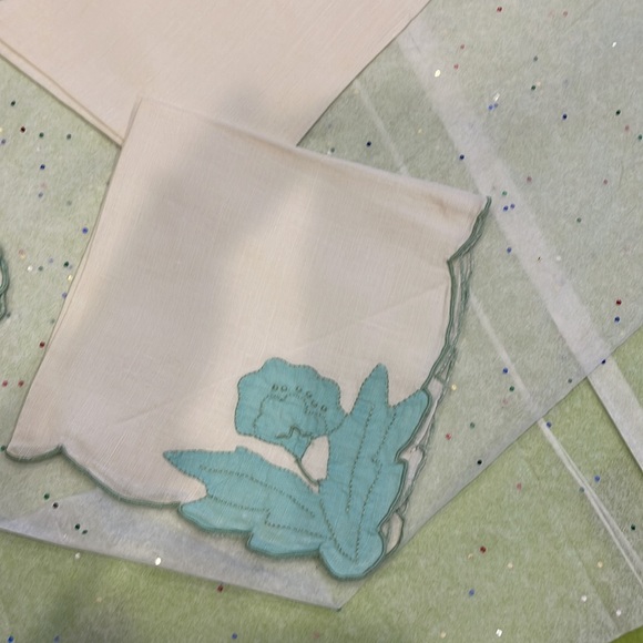 Vintage square table cloth with matching tea towels, 34x 32, - Picture 7 of 9